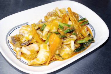 Kızarmış kalamar ile yumurta sarısı