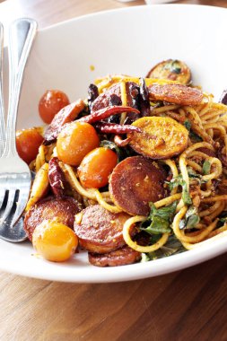 Sosis, leziz spagetti görünümü kapatın