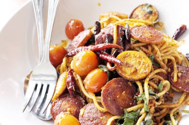 Sosis, leziz spagetti görünümü kapatın