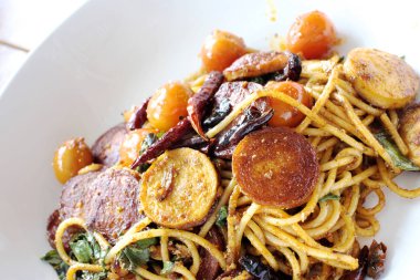 Sosis, leziz spagetti görünümü kapatın