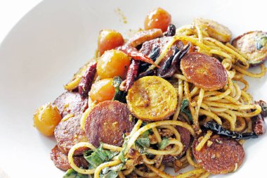 Sosis, leziz spagetti görünümü kapatın