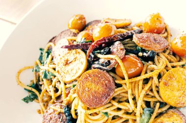 Sosis, leziz spagetti görünümü kapatın