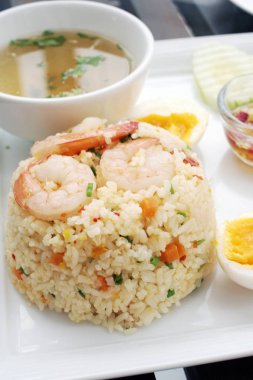 Fried rice ile karides, görünümü kapatın