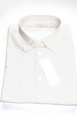 Beyaz arka plan üzerinde boş etiketi ile beyaz gömlek