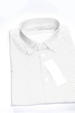 Beyaz arka plan üzerinde boş etiketi ile beyaz gömlek