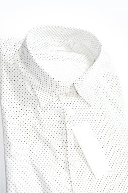 Beyaz arka plan üzerinde boş etiketi ile beyaz gömlek