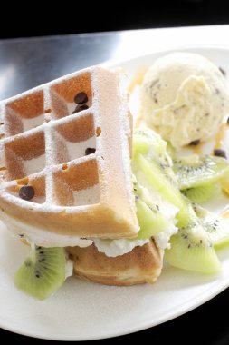Tatlı kivi waffle dondurma ile.