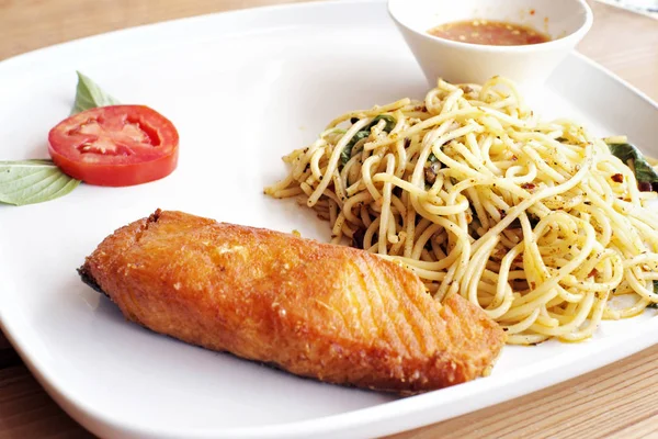 Spaghetti Lezat Dengan Salmon Tutup — Stok Foto