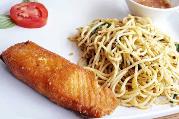 Spaghetti Lezat Dengan Salmon Tutup — Stok Foto