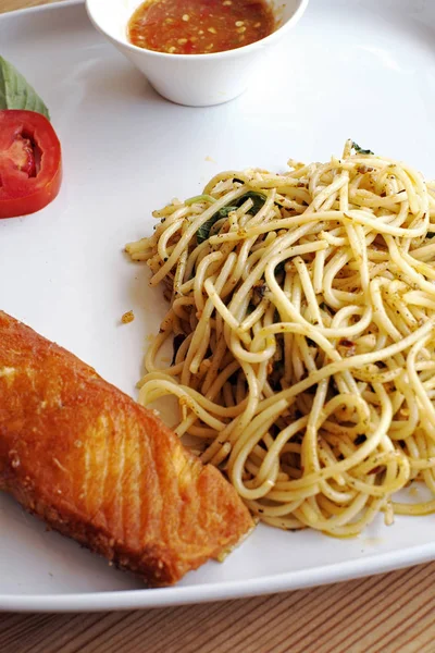 Deliciosos Espaguetis Con Salmón Cerca — Foto de Stock