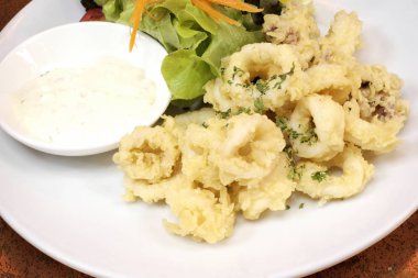 Lezzetli kızarmış kalamar plaka