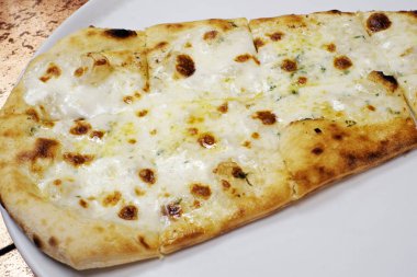 Güzel sarımsak ve peynirli pizza