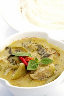 Hindistan cevizi sütü ile yeşil köri