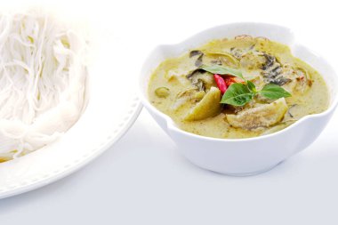 Hindistan cevizi sütü ile yeşil köri