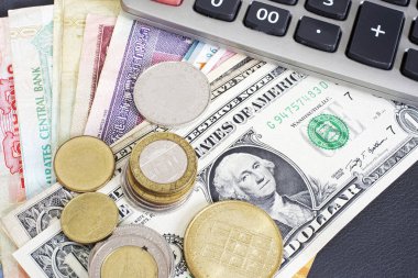 Çeşitli para banknot ve madeni paralar ve hesap makinesi