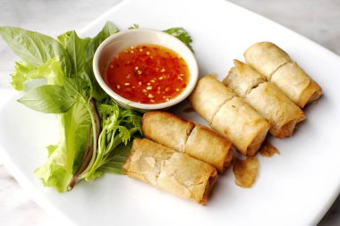 Lezzetli karides beyaz plaka rulo