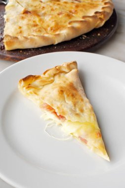 Lezzetli ev yapımı pizza jambon ile