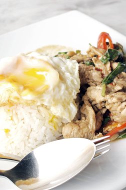 domuz eti pilav ile baharatlı fesleğen sos.