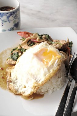 domuz eti pilav ile baharatlı fesleğen sos.