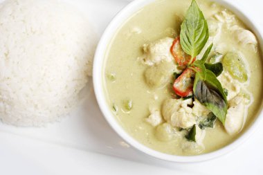 Hindistan cevizi sütü ile yeşil köri