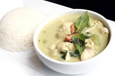 Hindistan cevizi sütü ile yeşil köri