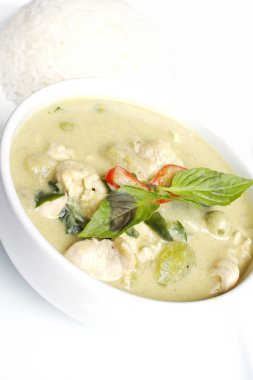 Hindistan cevizi sütü ile yeşil köri