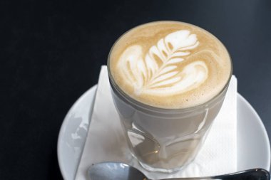 Sıcak latte kahve görünümü kapatın