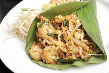 Lezzetli Pad thai görünümünü kapat 