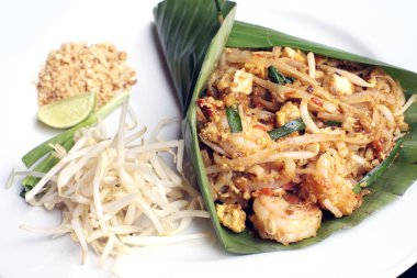 Lezzetli Pad thai görünümünü kapat 