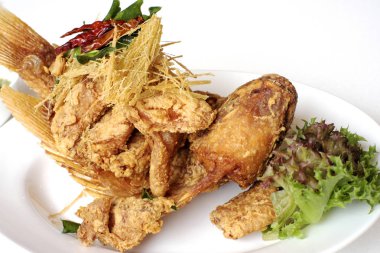 Lezzetli kızarmış balık ve otlar. 