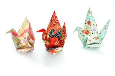 Beyaz renkli kağıttan kuşlar. Origami kavramı