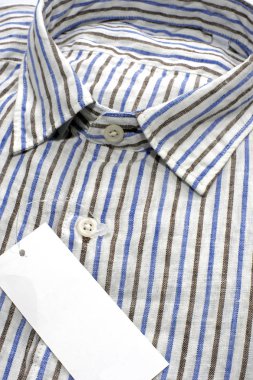 Boş etiket ile çizgili gömlek