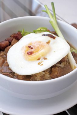 Tavuklu pilav kızarmış yumurta ile