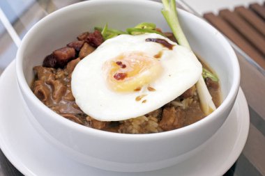 Tavuklu pilav kızarmış yumurta ile