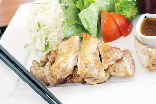 Ayam Panggang Dan Salad Lezat — Stok Foto