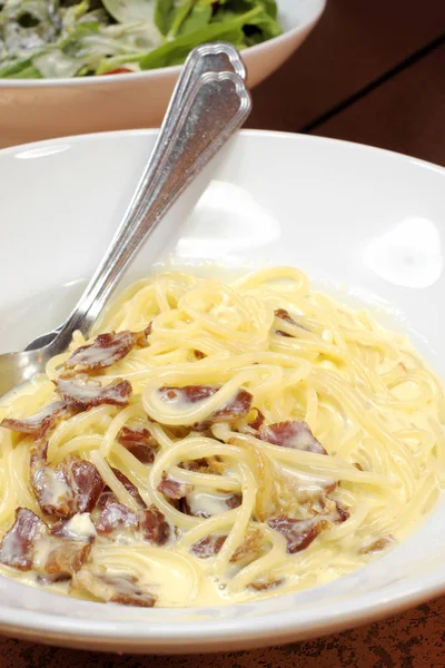 Deliziosi Spaghetti Alla Carbonara Piatto Bianco — Foto Stock