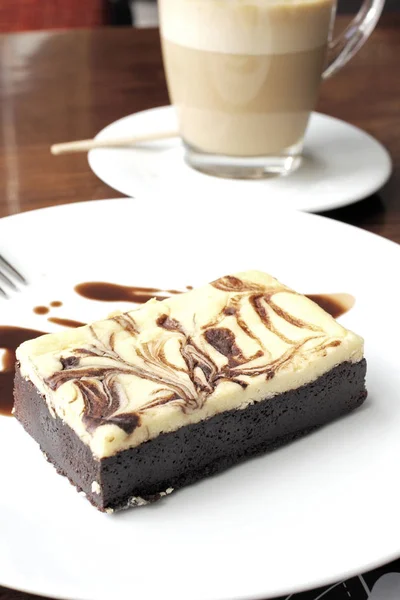 Délicieux Brownie Fromage Dans Une Assiette Blanche — Photo