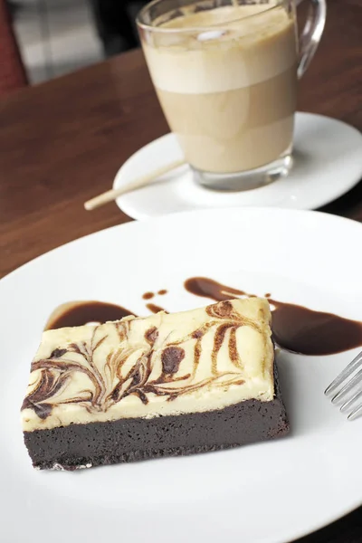 Delicioso Brownie Queso Plato Blanco —  Fotos de Stock