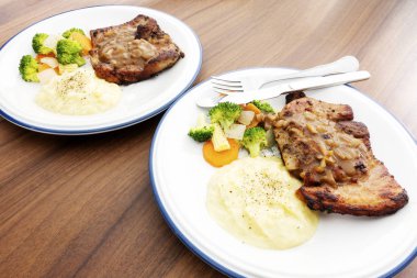 Ahşap arka plan üzerinde sebze ile domuz eti biftek