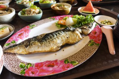 Japon yemek, tuz ızgara saba balık ayarla