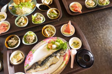 Japon yemek, tuz ızgara saba balık ayarla