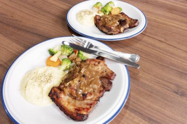 Ahşap arka plan üzerinde sebze ile domuz eti biftek