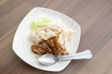 Haşlanmış ve kızarmış tavuk pilav