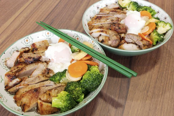 米と野菜と卵とロースト ポーク — ストック写真
