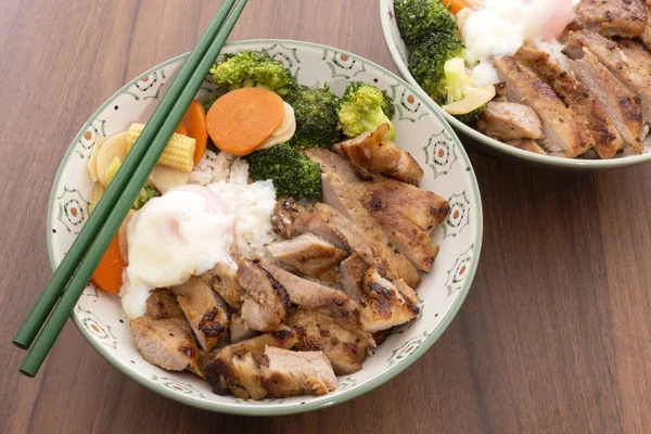 米と野菜と卵とロースト ポーク — ストック写真