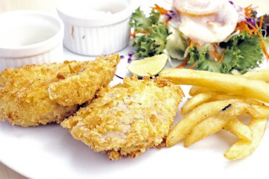 lezzetli kızarmış balık Beyaz plaka