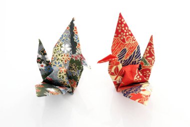 Renkli origami kuşlar beyaz kağıt, yakın çekim