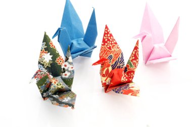 Renkli origami kuşlar beyaz kağıt, yakın çekim