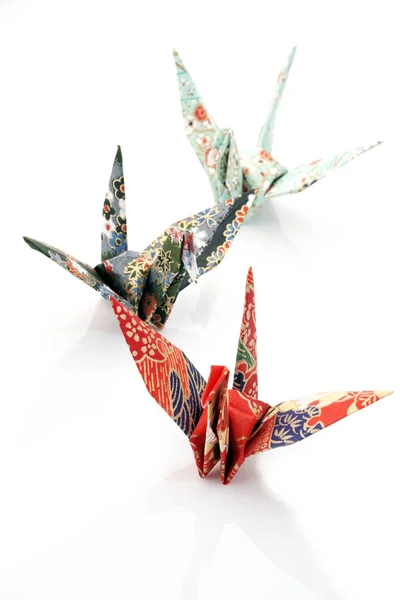 Papier Origami Coloré Oiseaux Sur Blanc Gros Plan — Photo