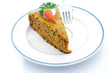 Beyaz tabak içinde nefis havuçlu kek